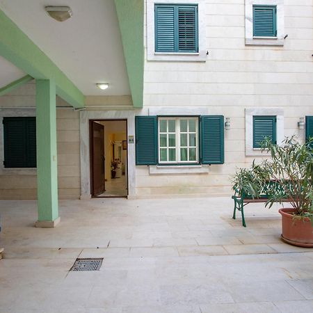 Montesan Luxury Apartment Beach Front Sveti Stefan Exteriér fotografie