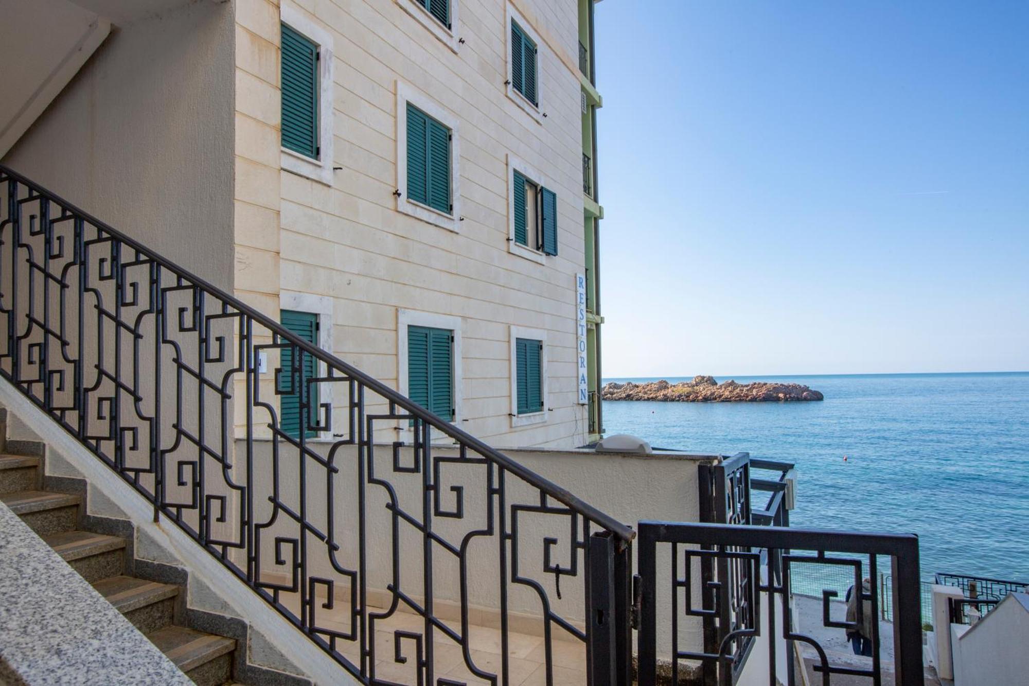 Montesan Luxury Apartment Beach Front Sveti Stefan Exteriér fotografie