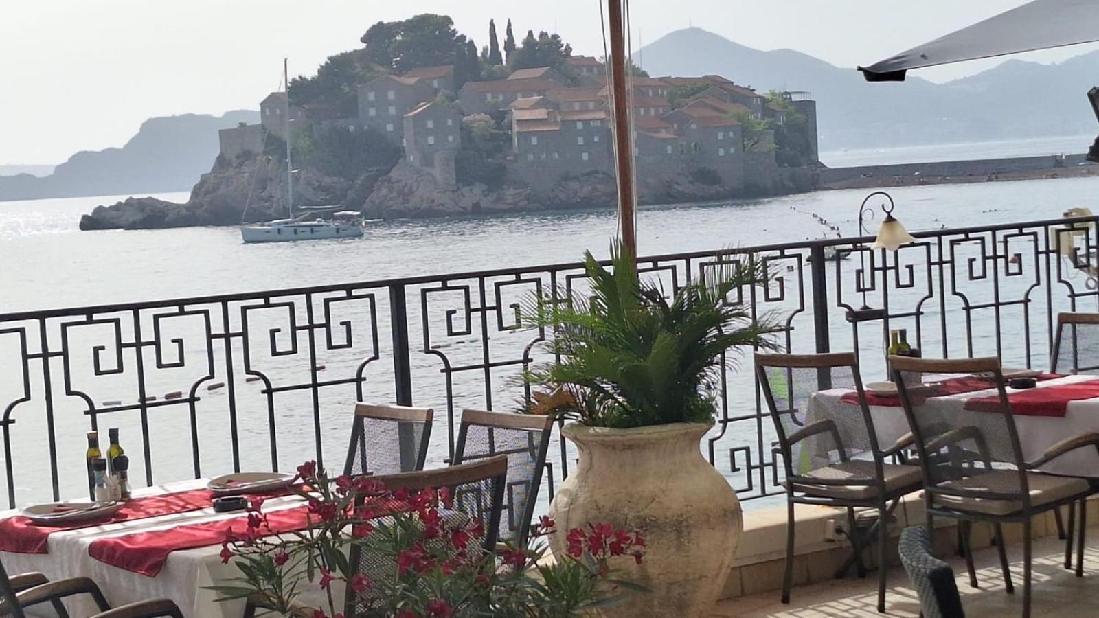 Montesan Luxury Apartment Beach Front Sveti Stefan Exteriér fotografie